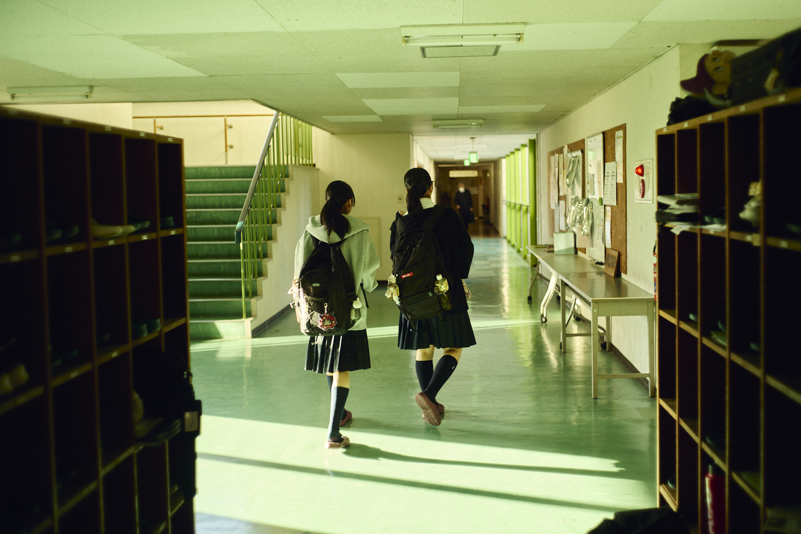 廊下を歩く女子生徒
