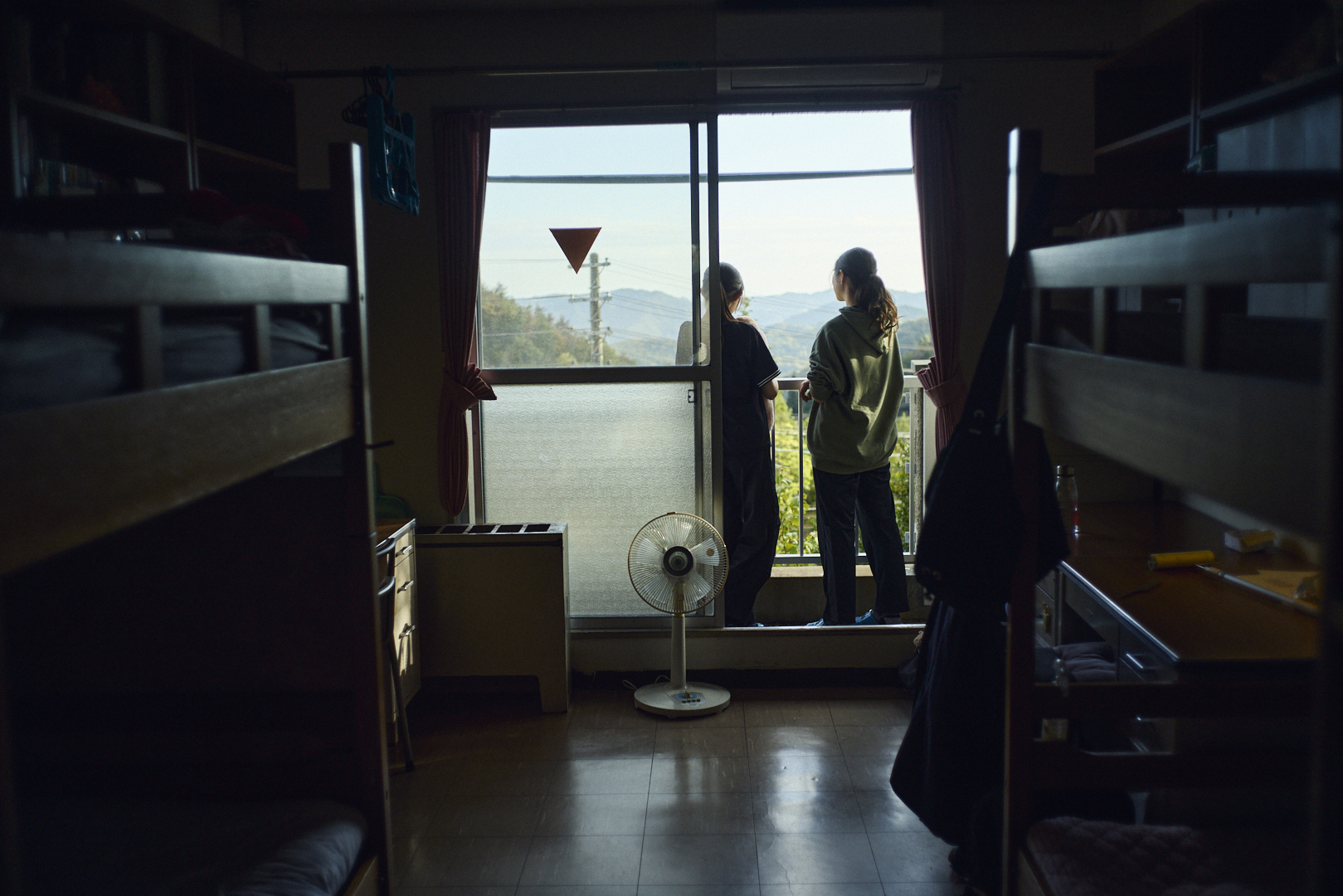 夕暮れの坂道を歩く生徒たち